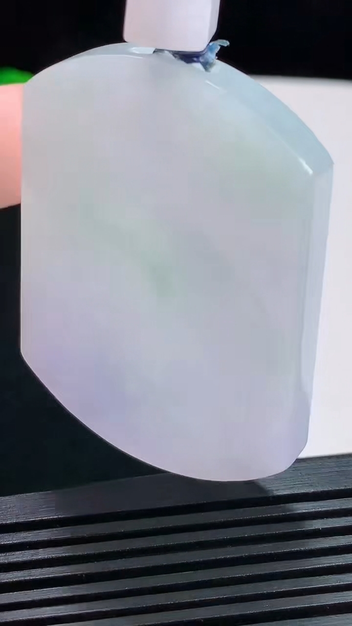 天然A货翡翠春带彩 紫罗兰宽边无事牌吊坠，尺寸56-41.5-6 重量:44.49g
7月31日