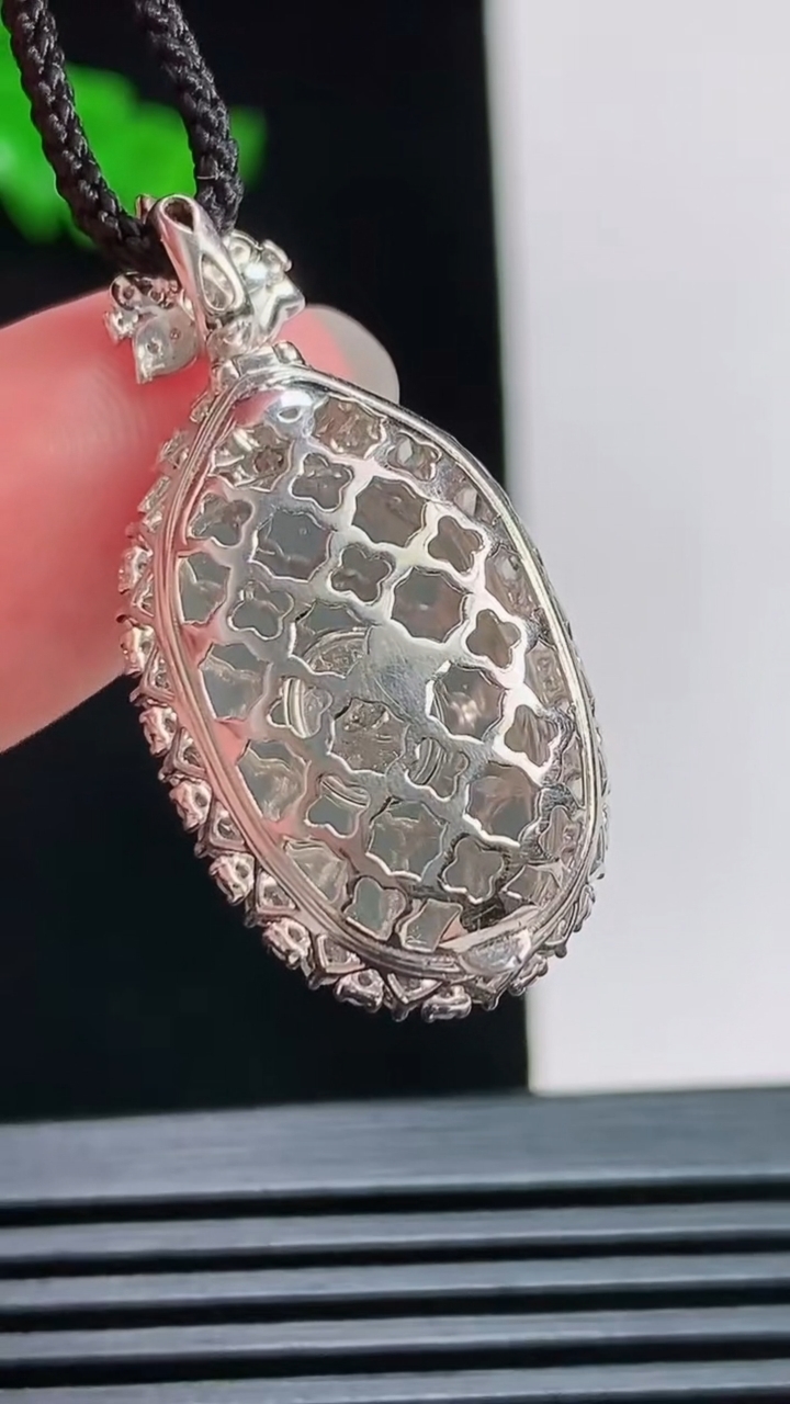 天然A货翡翠金枝玉叶 叶子吊坠，尺寸32.8-16-10.8，裸石19-11.5 重量:4.73g
7月31日
