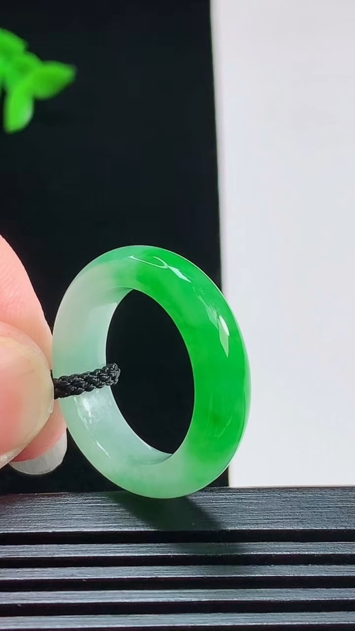 天然A货翡翠玉指环 戒指，尺寸17.5-5.6-4 重量:4.80g2026年7月31日
工厂直销收