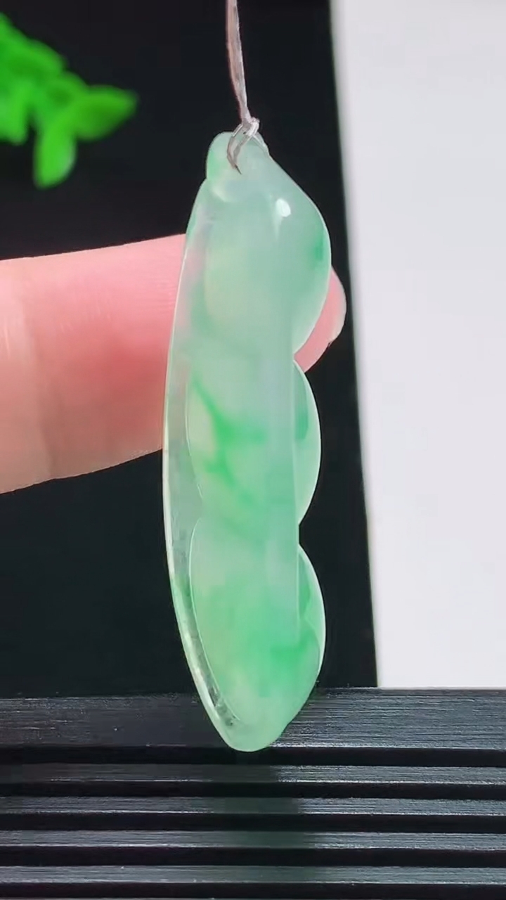 天然A货翡翠福豆吊坠，尺寸41-16.5-5.8 重量:7.28g
7月31日