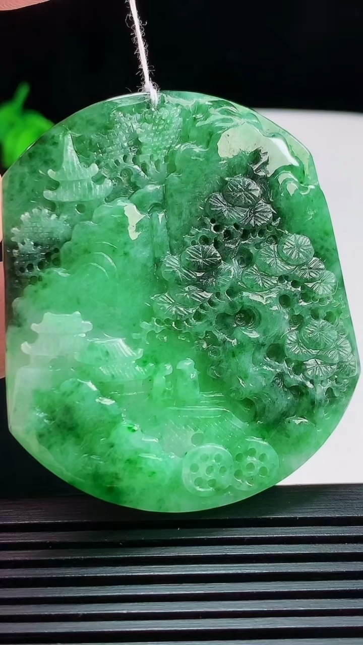 天然A货翡翠山水牌吊坠，尺寸54-47-6.3 重量:35.16g
7月31日