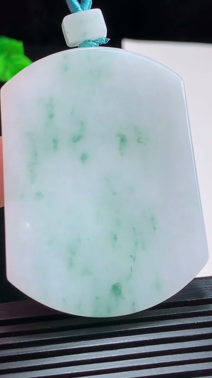 天然A货翡翠飘花无事牌吊坠，尺寸54-41-5.2 重量:36.46g
7月31日