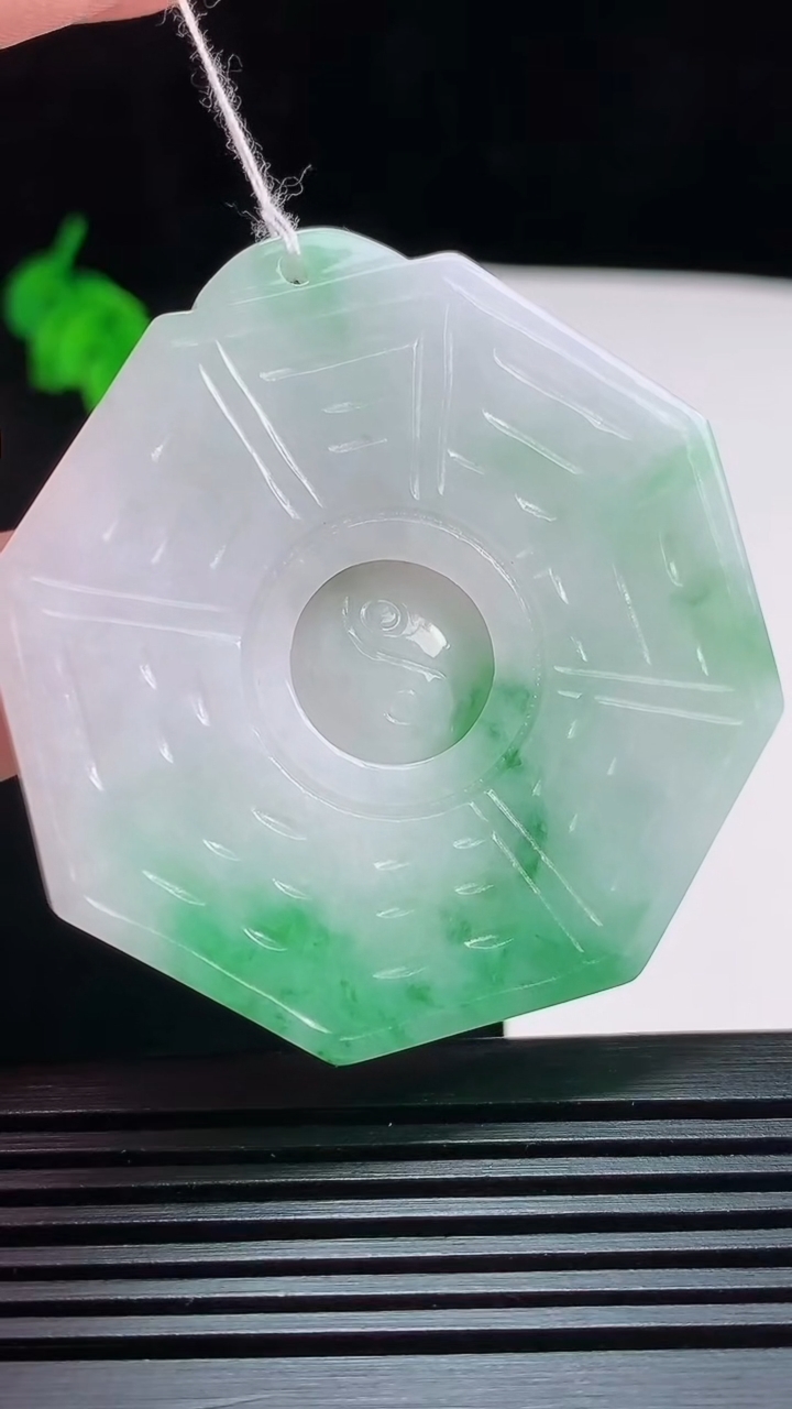 天然A货翡翠八卦牌吊坠，尺寸52-48.5-6 重量:37.70g
7月31日