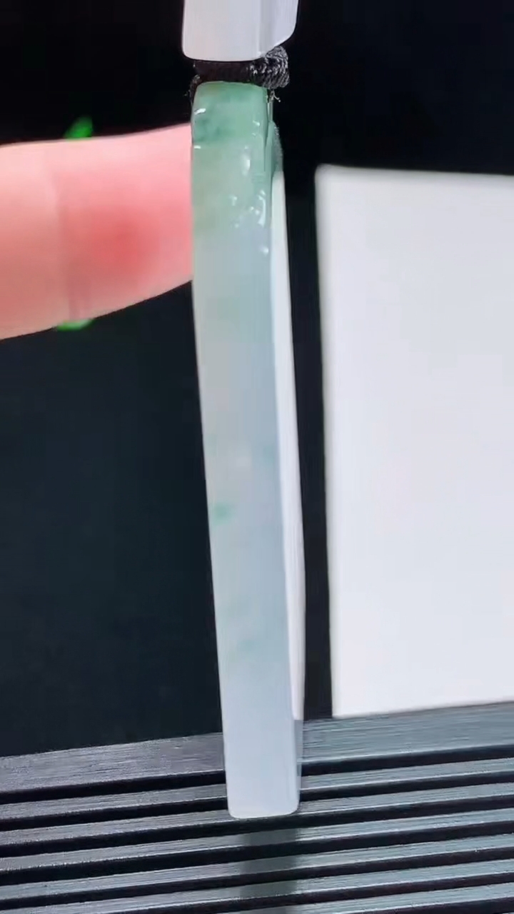 天然A货翡翠种飘花仿古无事牌吊坠，尺寸58-35.6-5.2 重量:36.19g
7月31日