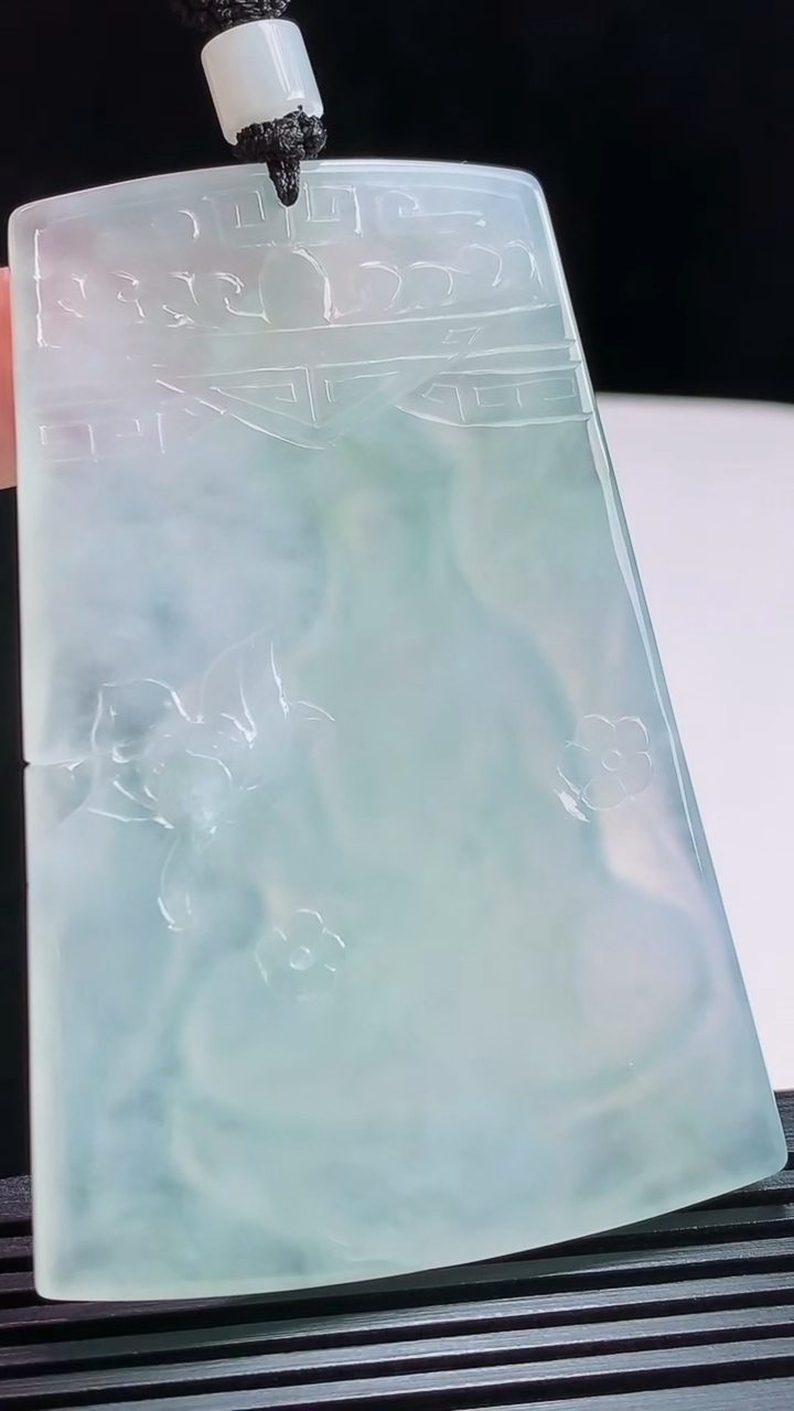 天然A货翡翠大势至菩萨吊坠，尺寸72-48-5.6 重量:50.66g
7月31日