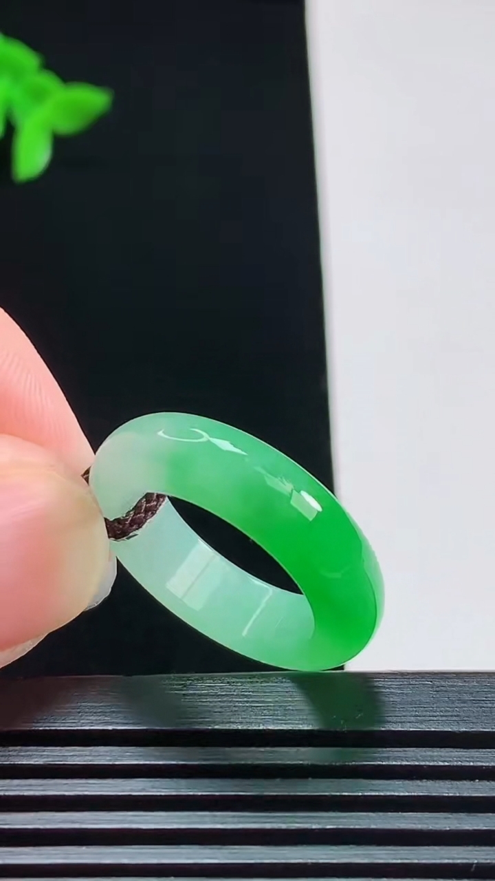 天然A货翡翠玉指环 戒指，尺寸16-5.6-3.5 重量:4.26g2026年7月31日
工厂直销收藏佳品,种好水足，色泽均匀，有种有色，上手高大气！