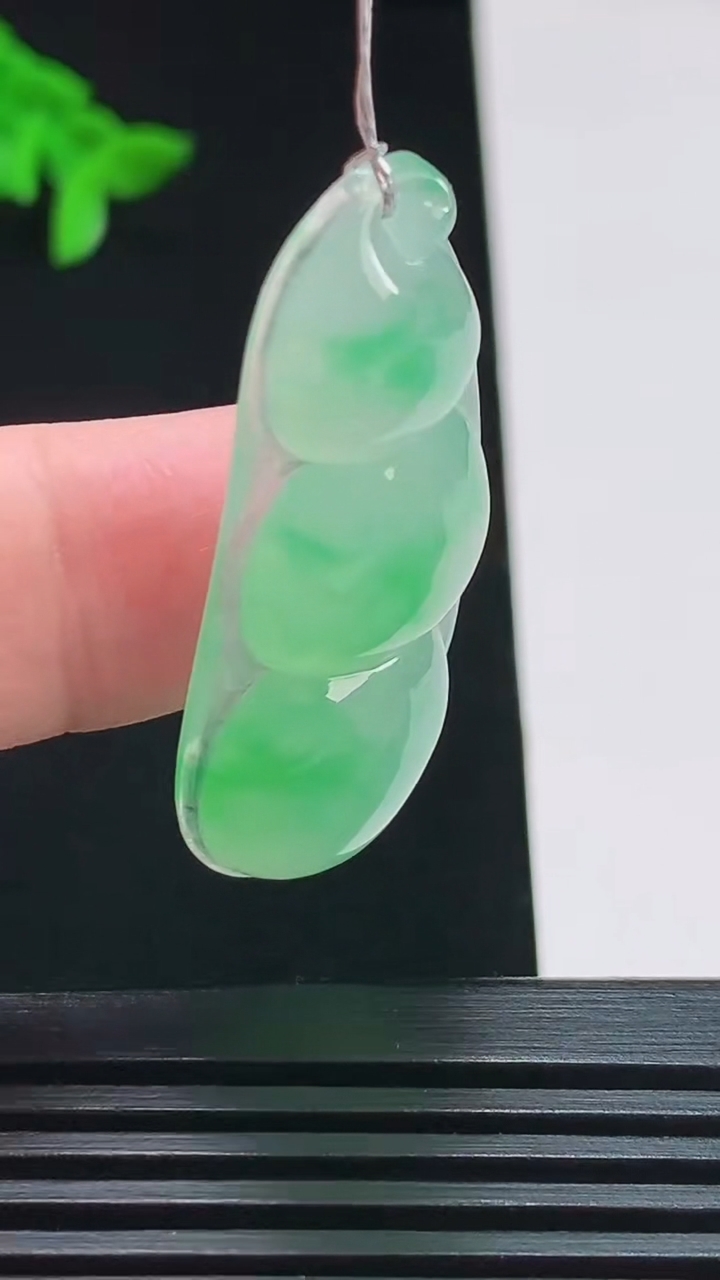 天然A货翡翠福豆吊坠，尺寸41-16.5-5.8 重量:7.28g
7月31日