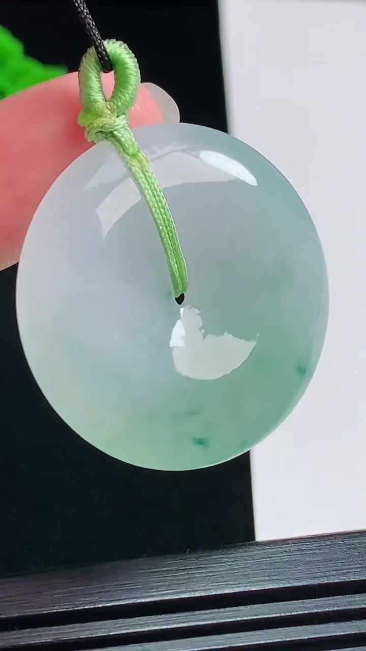 天然A货翡翠飘花平安扣吊坠，尺寸32.6-5.2 重量:11.76g
7月31日