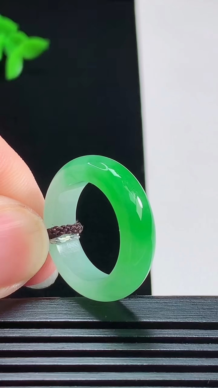 天然A货翡翠玉指环 戒指，尺寸16-5.6-3.5 重量:4.26g2026年7月31日
工厂直销收