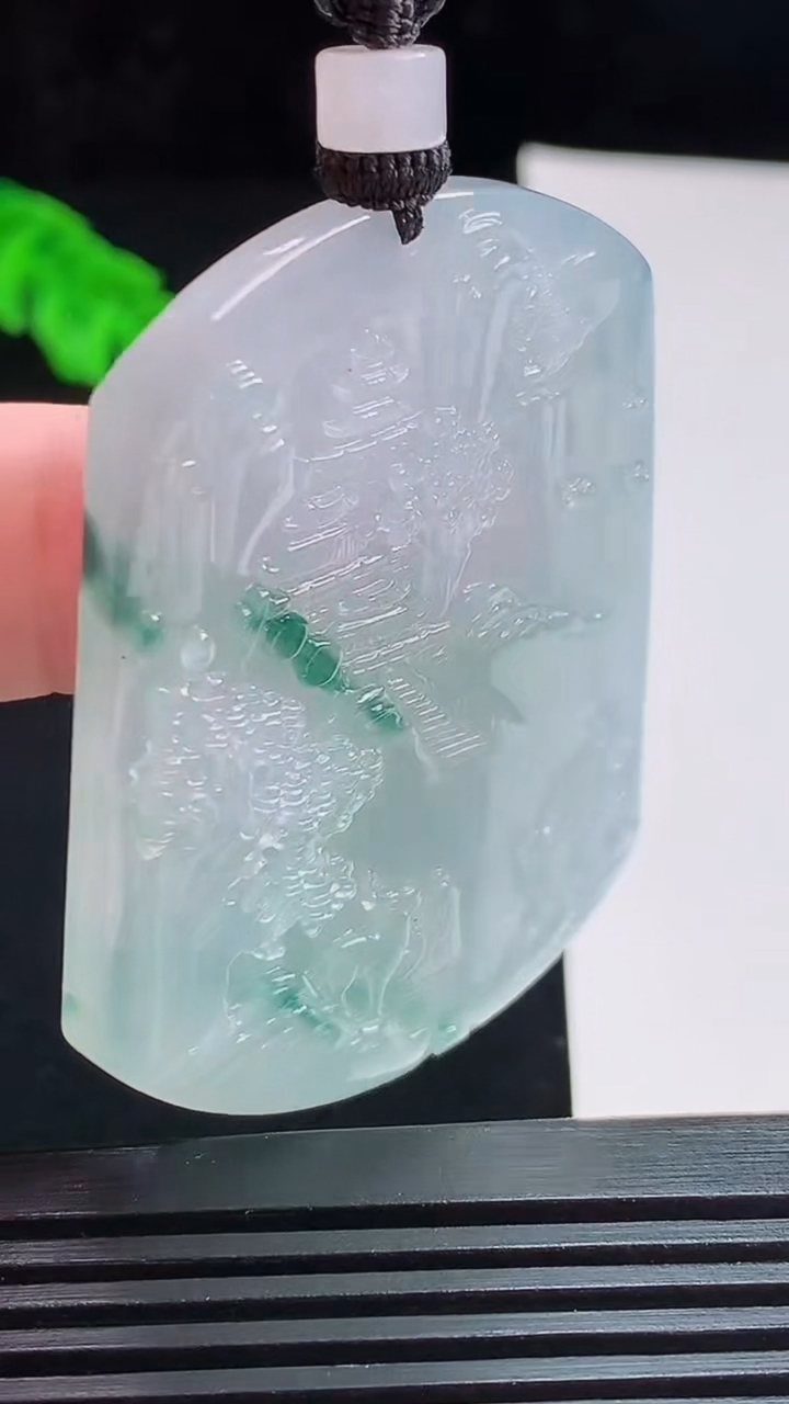 天然A货翡翠种飘花山水牌吊坠，尺寸52-40-5 重量:29.46g
7月31日
