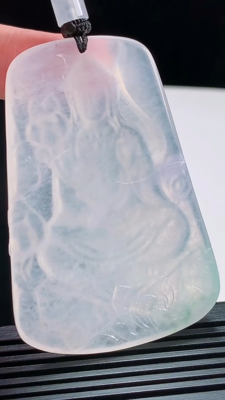 天然A货翡翠种飘花大势至菩萨吊坠，尺寸64-43.5-5.6 重量:39.59g
7月31日