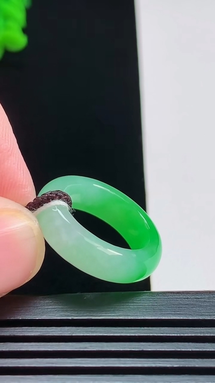 天然A货翡翠玉指环 戒指，尺寸14.8-5.5-3.5 重量:3.87g2026年7月31日
工厂直销收藏佳品,种好水足，色泽均匀，有种有色，上手高大气！