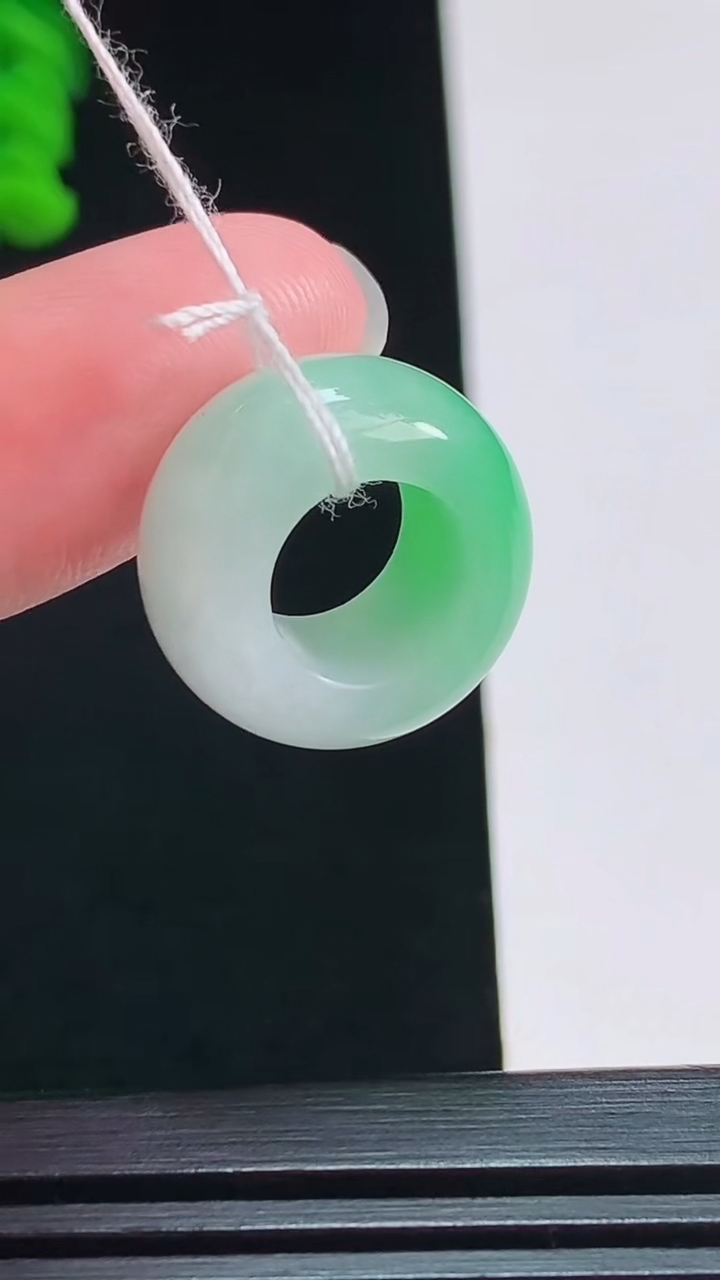 天然A货翡翠路路通吊坠，尺寸18-9.6 重量:5.31g
7月31日