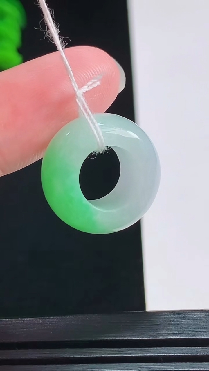 天然A货翡翠路路通吊坠，尺寸18-9.6 重量:5.31g
7月31日