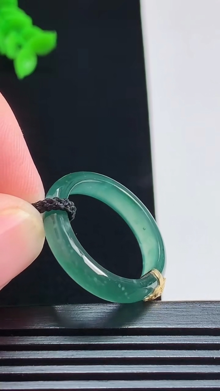 天然A货翡翠18k金蓝水玉指环 戒指，尺寸19.3-4.6-2.6 重量:3.00g2026年7月31日
工厂直销收藏佳品,种好水足，色泽均匀，有种有色，上手高大气！