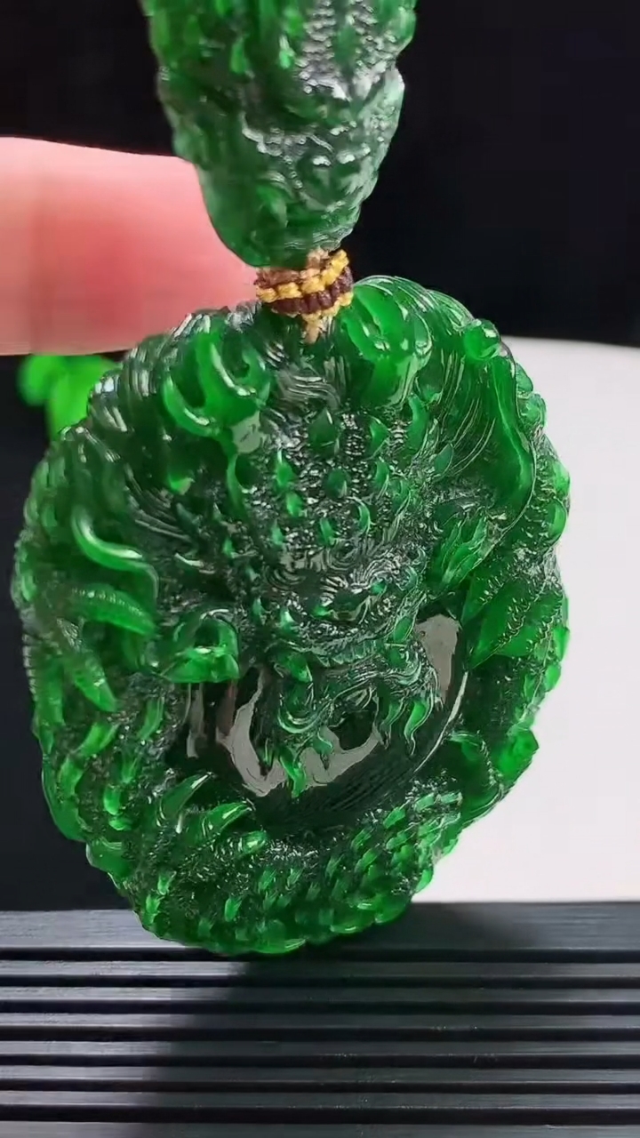 天然A货翡翠龙牌吊坠，尺寸61.5-46-11.8 重量:63.98g
7月31日