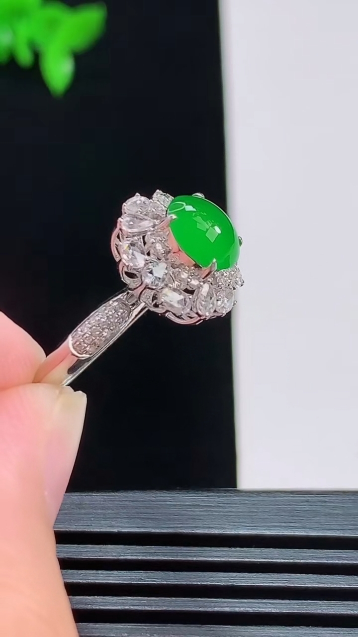 天然A货翡翠蛋面戒指，尺寸17-7-6.2-10 重量:2.86g2026年7月31日
工厂直销收藏佳品,种好水足，色泽均匀，有种有色，上手高大气！