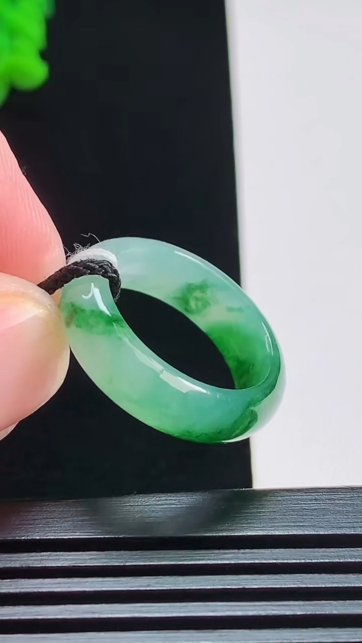 天然A货翡翠飘花玉指环 戒指，尺寸16.5-6-3.5 重量:3.95g2026年7月31日
工厂直销收藏佳品,种好水足，色泽均匀，有种有色，上手高大气！