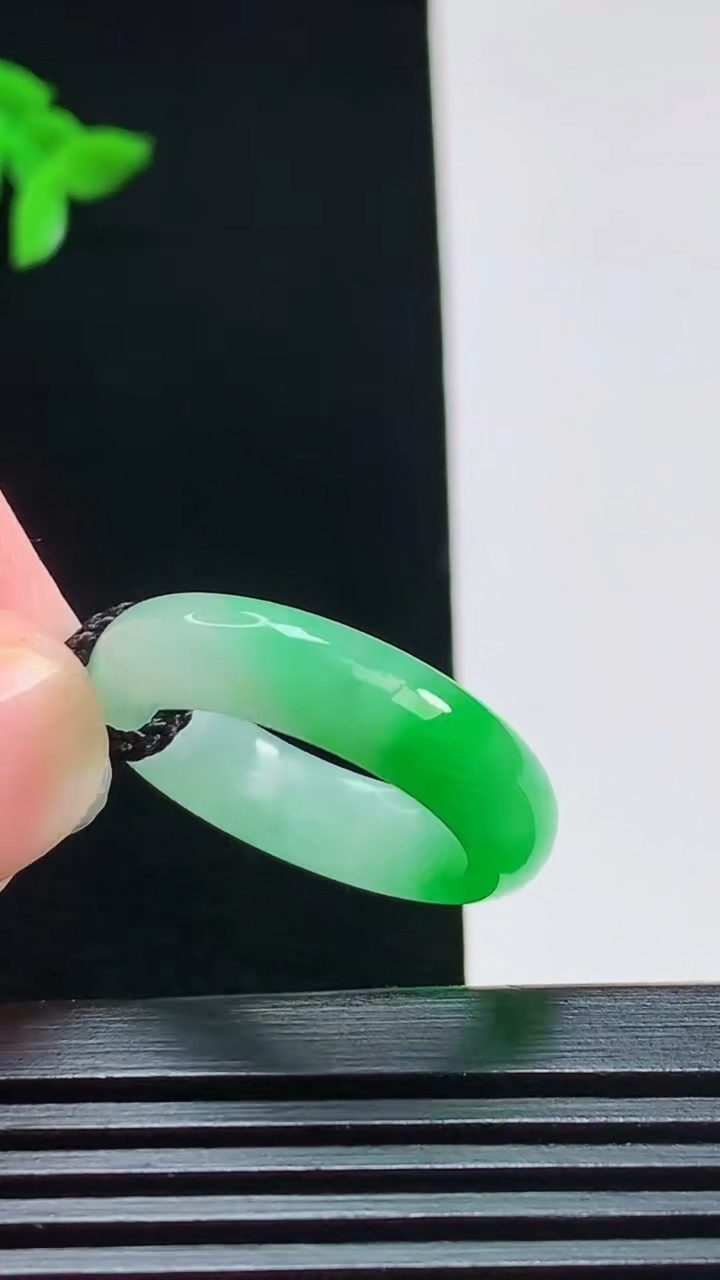 天然A货翡翠玉指环 戒指，尺寸17.5-5.6-4 重量:4.80g2026年7月31日
工厂直销收藏佳品,种好水足，色泽均匀，有种有色，上手高大气！