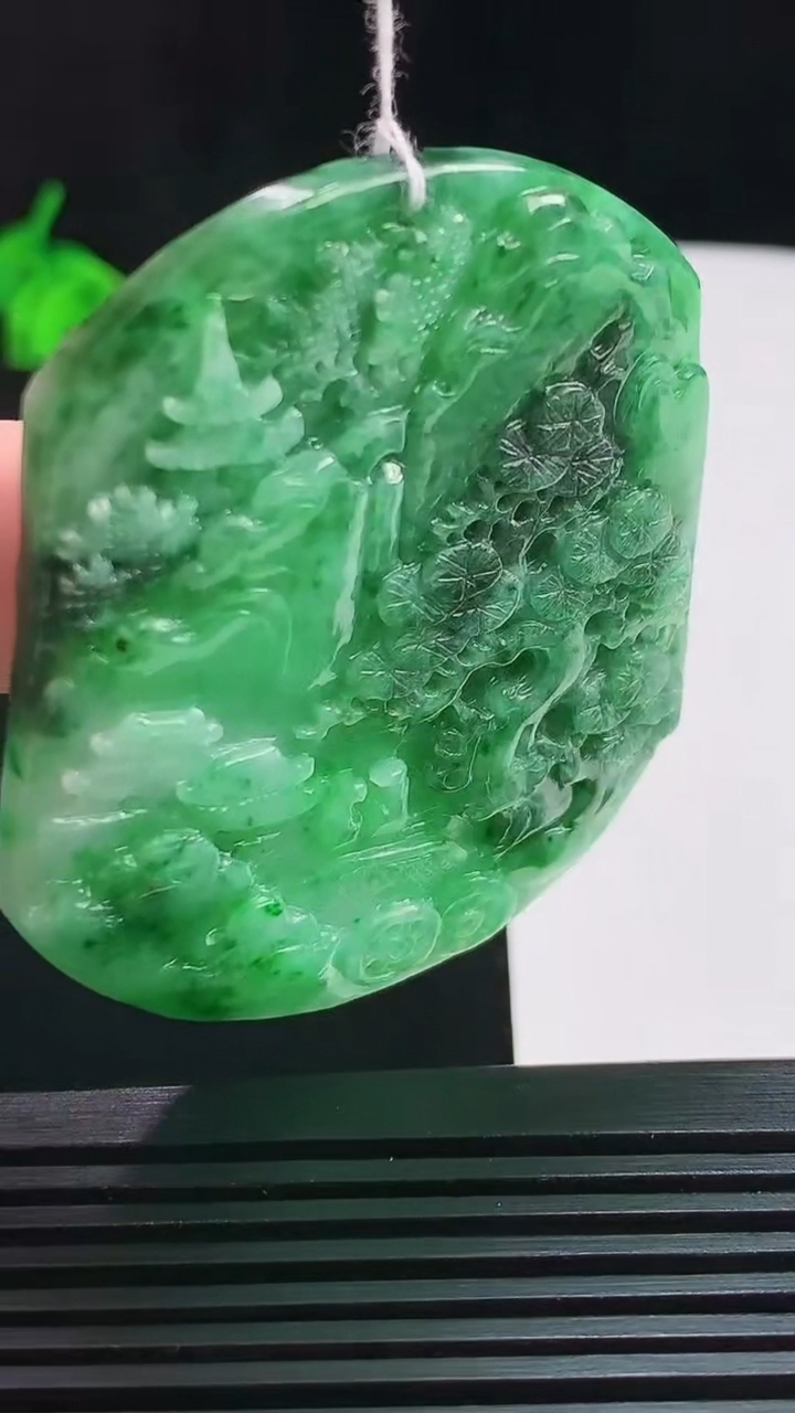 天然A货翡翠山水牌吊坠，尺寸54-47-6.3 重量:35.16g
7月31日