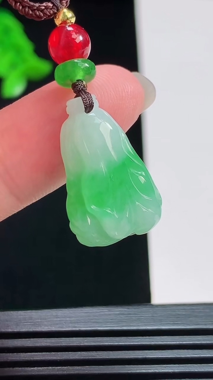 天然A货翡翠白菜吊坠，尺寸21.6-14.2-6.2 重:5.45g  h876
7月31日