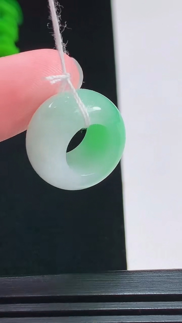 天然A货翡翠路路通吊坠，尺寸18-9.6 重量:5.31g
7月31日