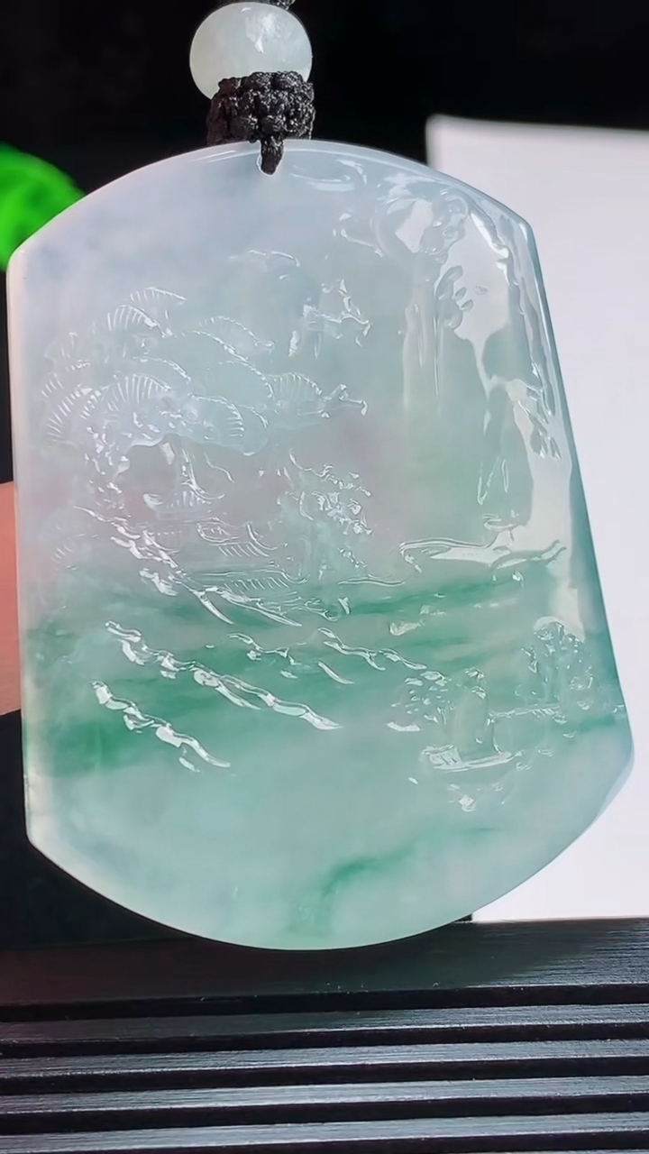天然A货翡翠种飘花山水牌吊坠，尺寸51.5-39-5.5 重量:33.78g
7月31日