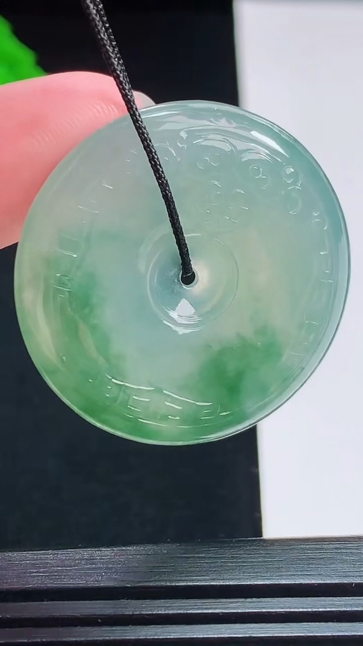 天然A货翡翠冰种飘花仿古平安扣吊坠，尺寸32-5.5 重量:11.66g
7月31日