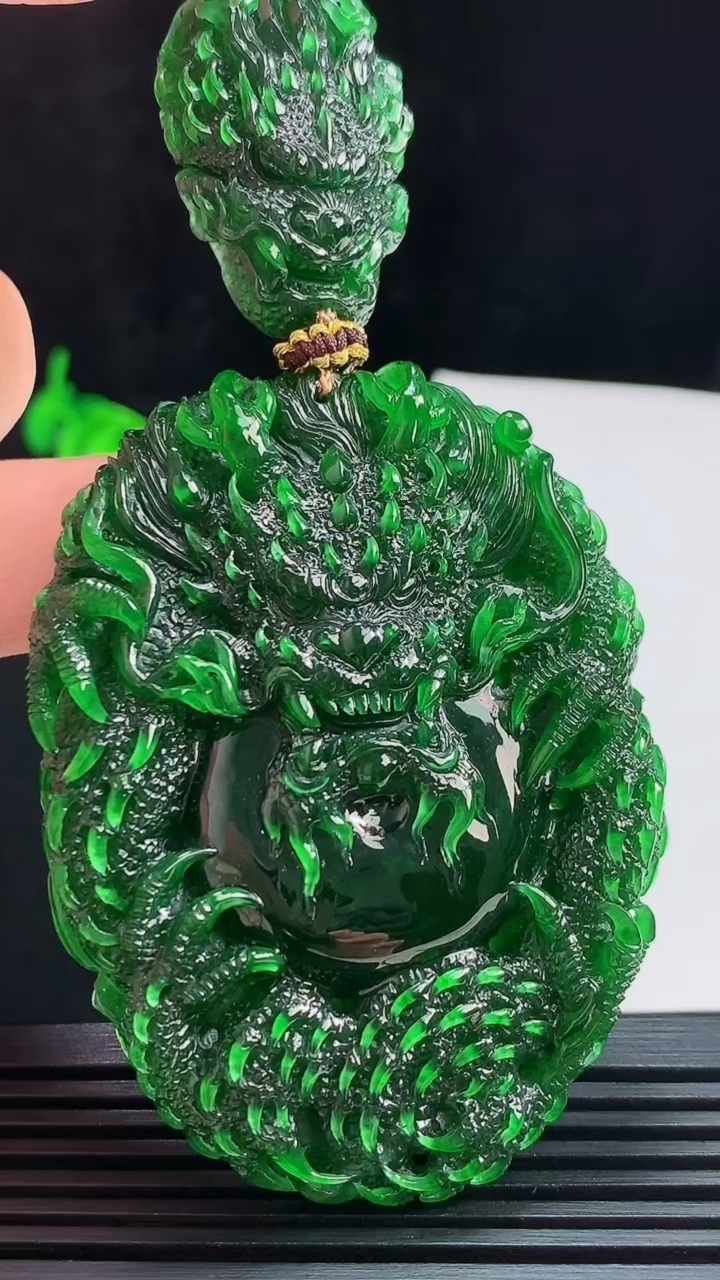 天然A货翡翠龙牌吊坠，尺寸61.5-46-11.8 重量:63.98g
7月31日