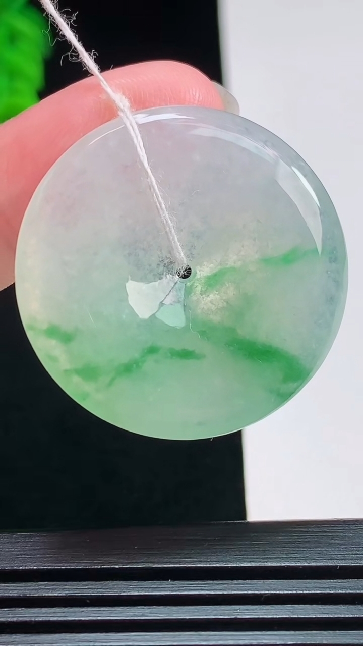 天然A货翡翠平安扣吊坠，尺寸31-5 重量:10.59g
7月31日