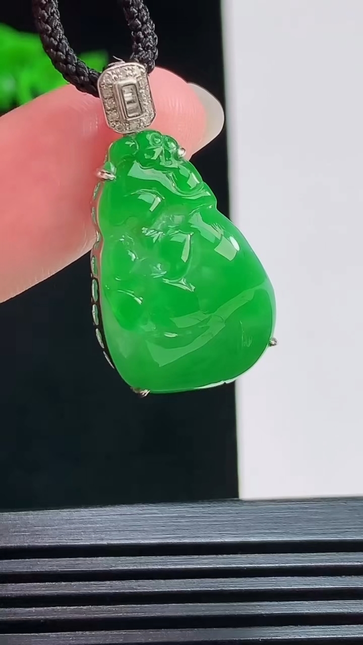 天然A货翡翠寿桃吊坠，尺寸30-15-8，裸石23.5-15 重量:4.66g
7月31日
