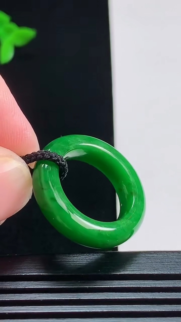 天然A货翡翠玉指环 戒指，尺寸15.5-5.5-4 重量:4.47g2026年7月31日
工厂直销收藏佳品,种好水足，色泽均匀，有种有色，上手高大气！