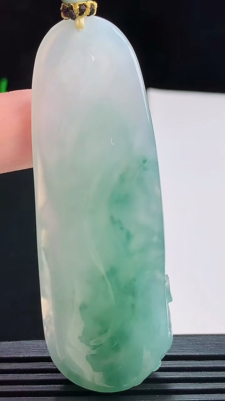 天然A货翡翠种飘花观音菩萨吊坠，尺寸70.8-25-11.6 重量:38.46g
7月31日