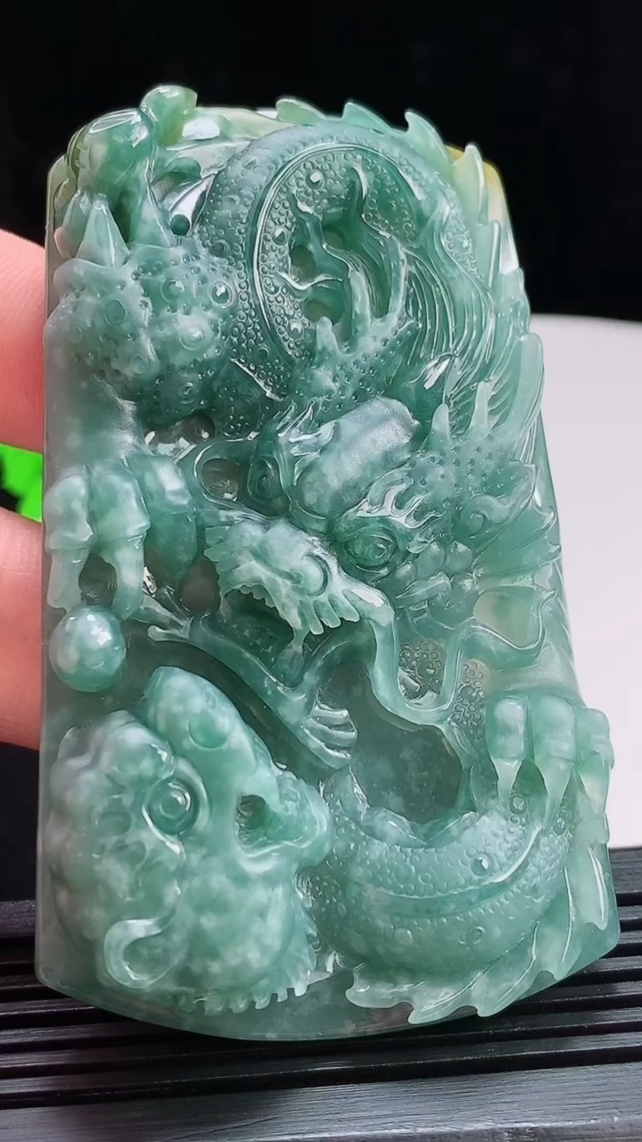 天然A货翡翠龙虎牌吊坠，尺寸80-47-12 重:80.73g  h155
7月31日