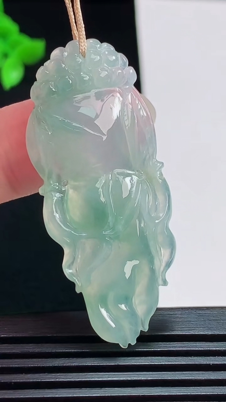 天然A货翡翠飘花人参吊坠，尺寸48-20.3-5.5 重量:7.70g
7月31日