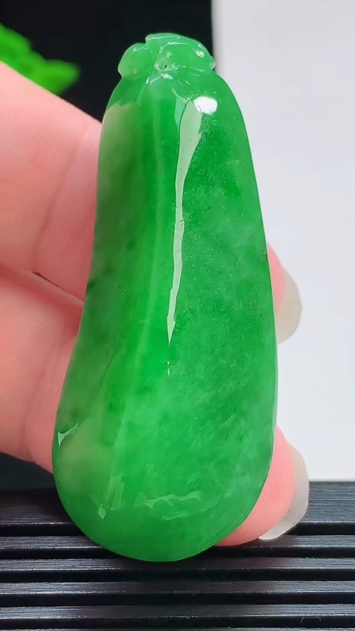 天然A货翡翠福瓜吊坠，尺寸50-20.6-12.8 重量:19.28g
7月31日