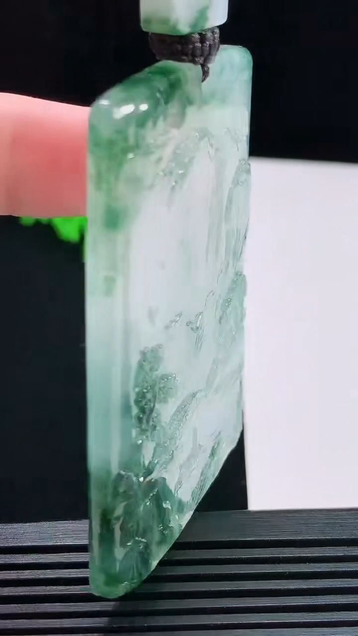 天然A货翡翠种飘花山水牌吊坠，尺寸66-45-5.5 重量:54.09g
7月31日