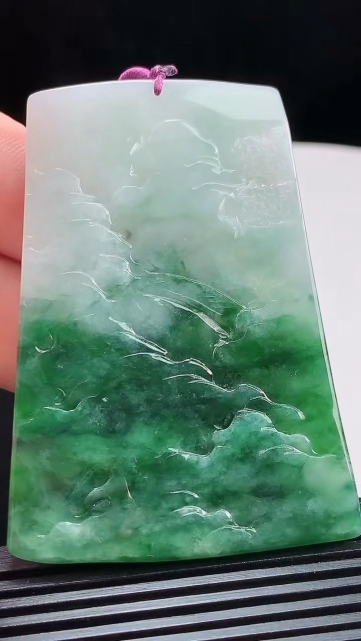 天然A货翡翠山水牌吊坠，尺寸67-46.5-4.5 重量:34.16g
7月31日