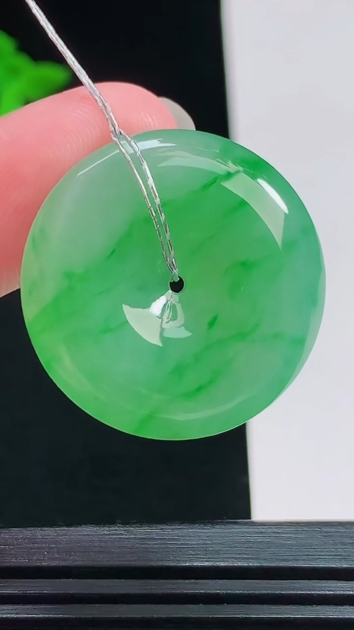 天然A货翡翠平安扣吊坠，尺寸27-5.6 重量:8.73g
7月31日