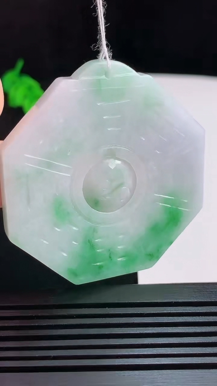 天然A货翡翠八卦牌吊坠，尺寸52-48.5-6 重量:37.70g
7月31日