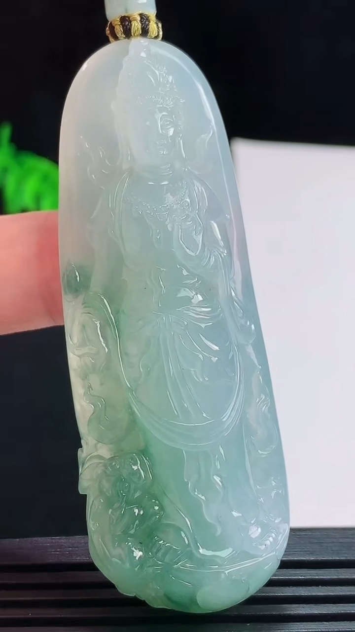 天然A货翡翠种飘花观音菩萨吊坠，尺寸70.8-25-11.6 重量:38.46g
7月31日
