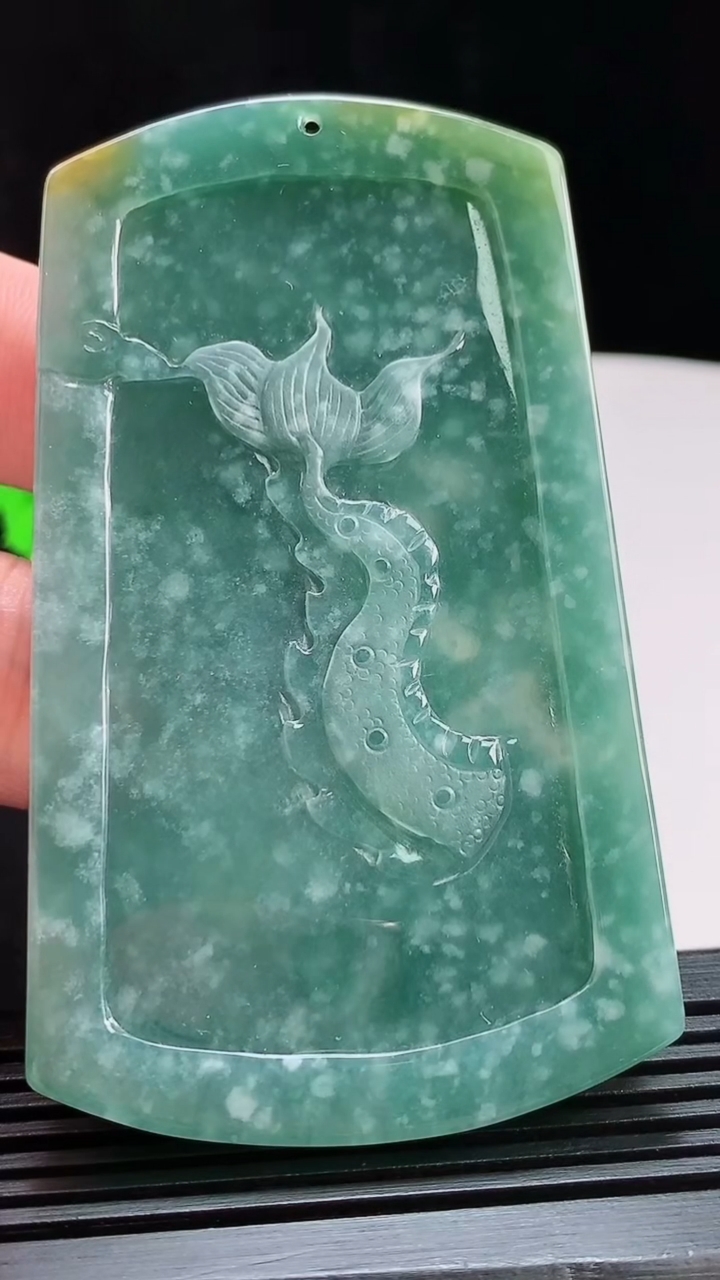 天然A货翡翠龙虎牌吊坠，尺寸80-47-12 重:80.73g  h155
7月31日
