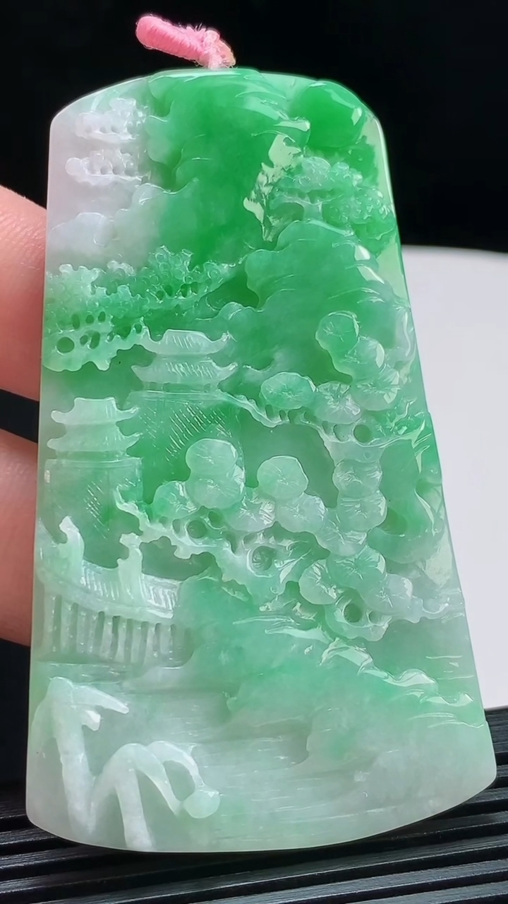 天然A货翡翠山水牌吊坠，尺寸73.8-43-5 重量:35.60g
7月31日