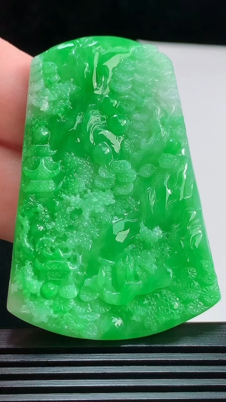 天然A货翡翠山水牌吊坠，尺寸59.3-40-5.5 重量:26.81g
7月31日