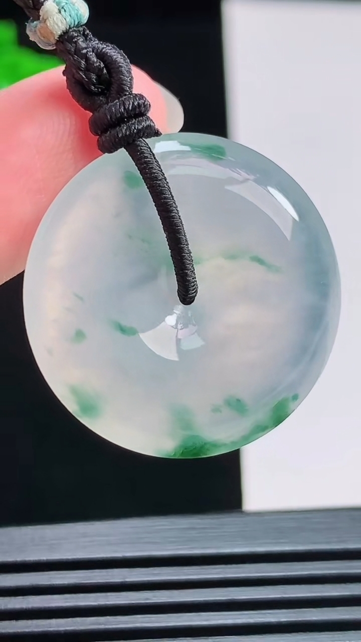 天然A货翡翠种飘花平安扣吊坠，尺寸27.5-5.6 重量:11.05g
7月31日
