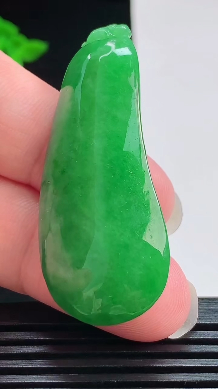 天然A货翡翠福瓜吊坠，尺寸50-20.6-12.8 重量:19.28g
7月31日