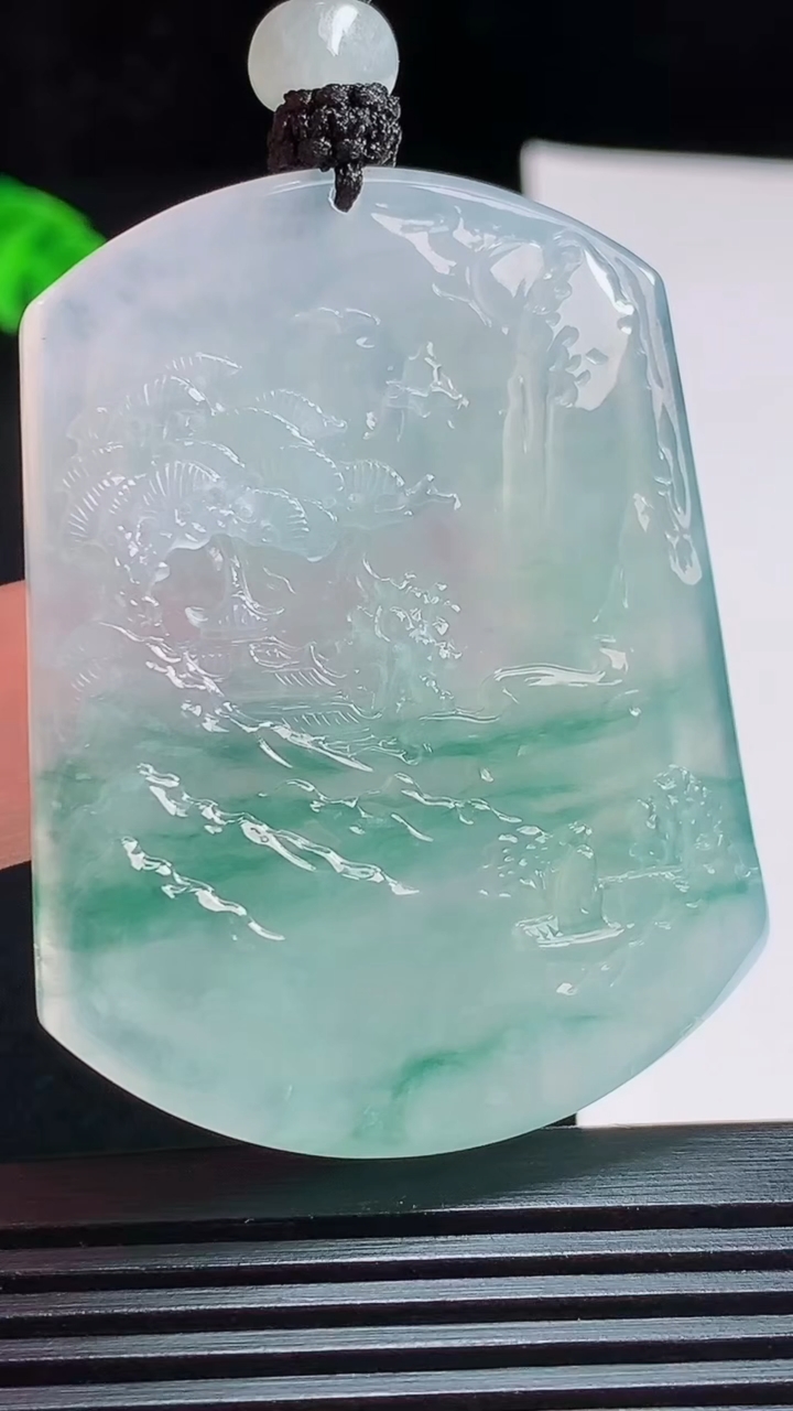 天然A货翡翠种飘花山水牌吊坠，尺寸51.5-39-5.5 重量:33.78g
7月31日