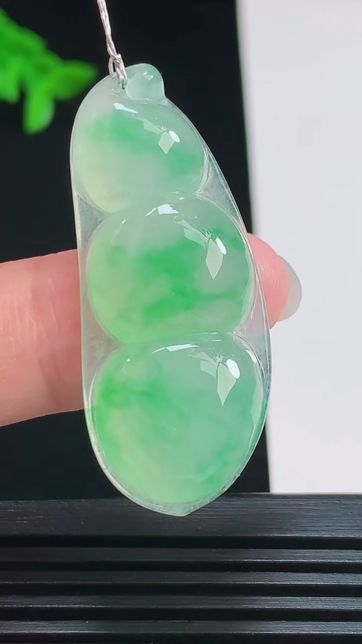 天然A货翡翠福豆吊坠，尺寸41-16.5-5.8 重量:7.28g
7月31日