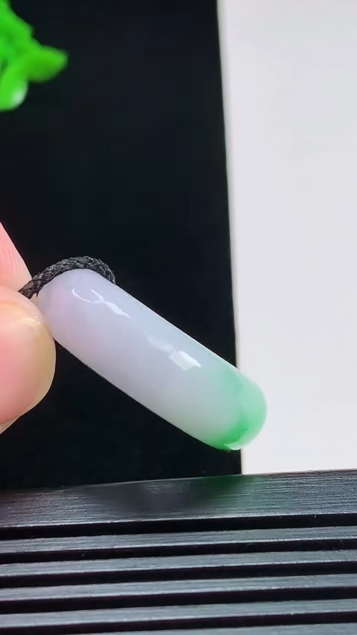 天然A货翡翠玉指环 戒指，尺寸17.3-8-5 重量:8.43g2026年7月31日
工厂直销收藏佳品,种好水足，色泽均匀，有种有色，上手高大气！