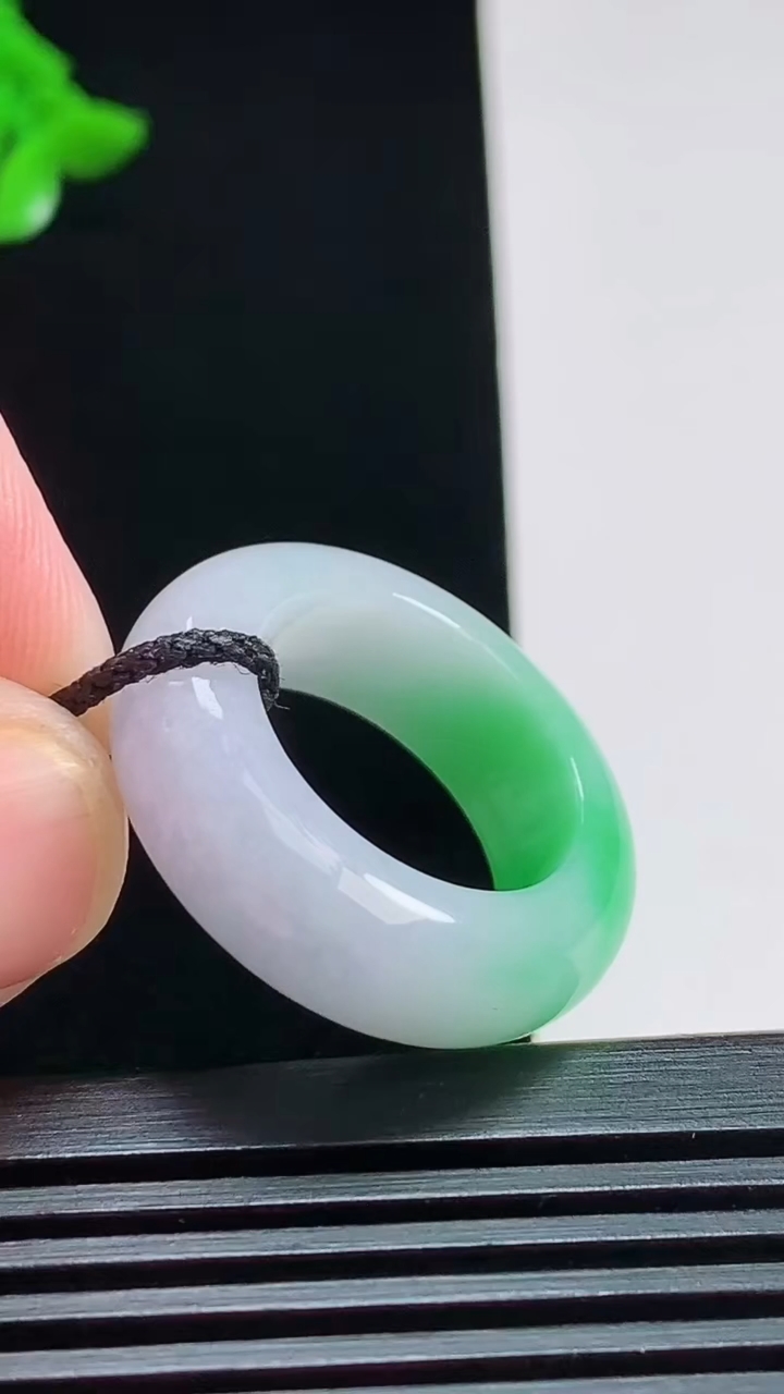 天然A货翡翠玉指环 戒指，尺寸17.3-8-5 重量:8.43g2026年7月31日
工厂直销收藏佳品,种好水足，色泽均匀，有种有色，上手高大气！